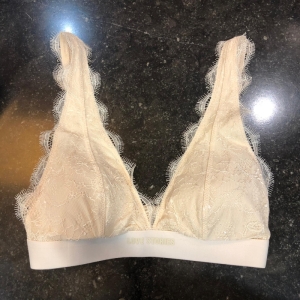 L21121444180 off white