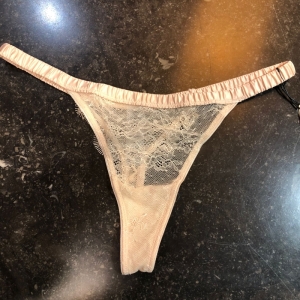 L21122983180 off white